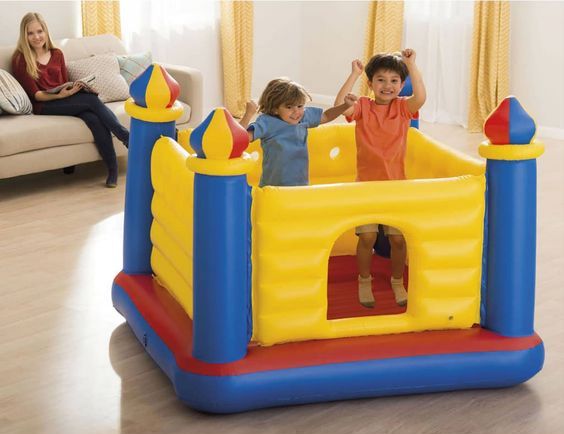 Надувной батут Intex для детей. Можно использовать в квартире, в доме или на свежем воздухе