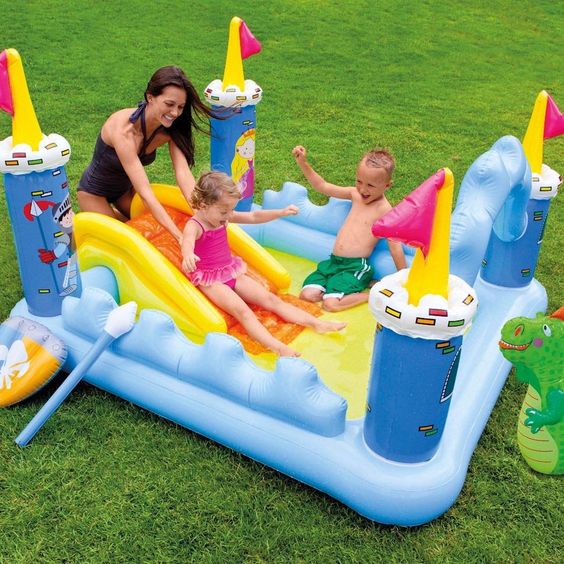 Яркий надувной игровой центр Intex для детей 